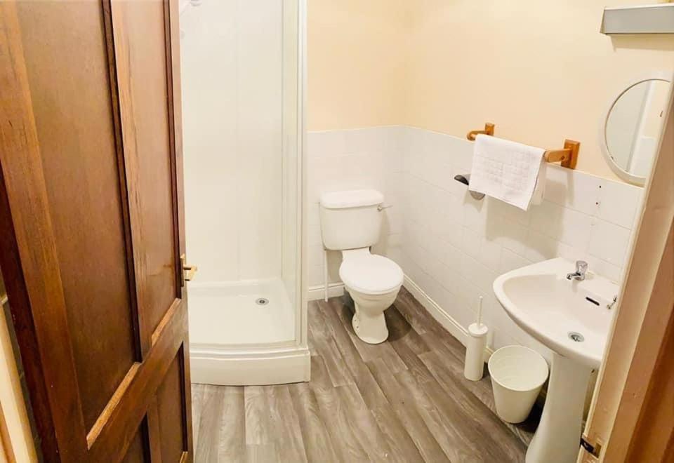 Bertie Pontypridd Hotell Trehafod Exteriör bild