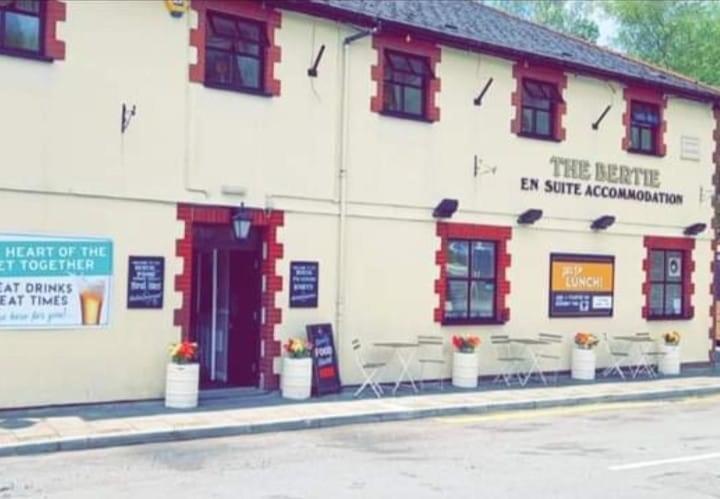 Bertie Pontypridd Hotell Trehafod Exteriör bild